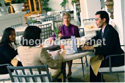 khi-moi-khach-den-dung-bua-nen-chon-cho-ngoi-thuan-tien