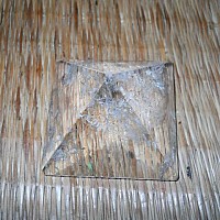Kim Tự Tháp thạch anh trắng