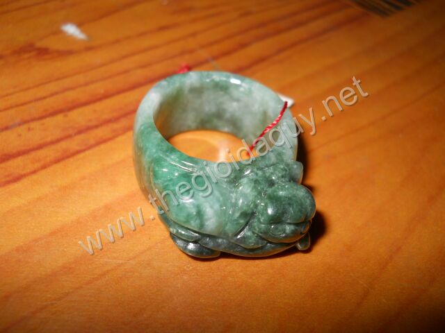nhẫn tỳ hưu cẩm thạch xanh lý được chế tác từ đá cẩm thạch chạm tỳ ...
