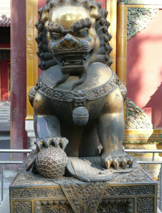 sư tử đực đặt chân trên quả cầu tượng trưng cho quyền lực